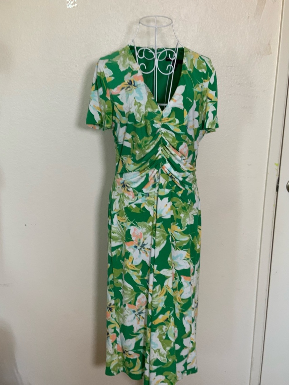 Maggy London Green Floral Ruched V‑Neck Midi Dress